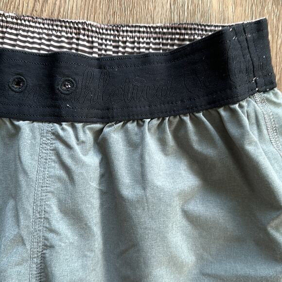 Lululemon Go The Distance 4" Short Reversible Size 6 - Picture 2 of 8